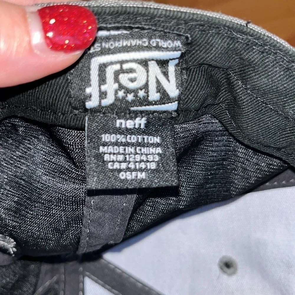 Neff men’s black and gray snap back cap one size fits most